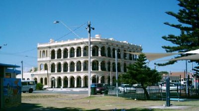 Ein sehenswertes Gebäude aus kolonialen Zeiten an der Strandpromenade