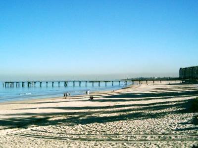 Glenelg Beach mit Jetty.jpg