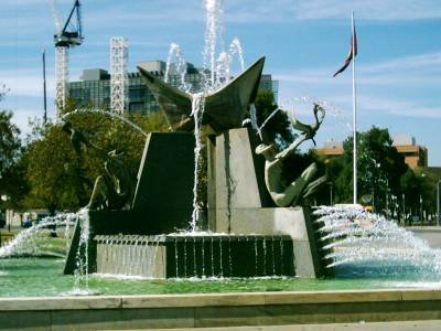 Springbrunnen am Victoria Square.JPG