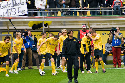 Dede und Mannschaft