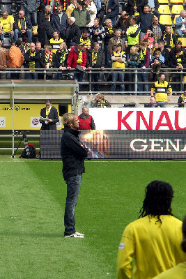 Jürgen Klopp beim Blick in die Südkurve. Ob er ahnt, dass heute die Fans die Entscheidung bringen werden?