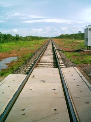 Ghan Schienen nach Darwin.jpg