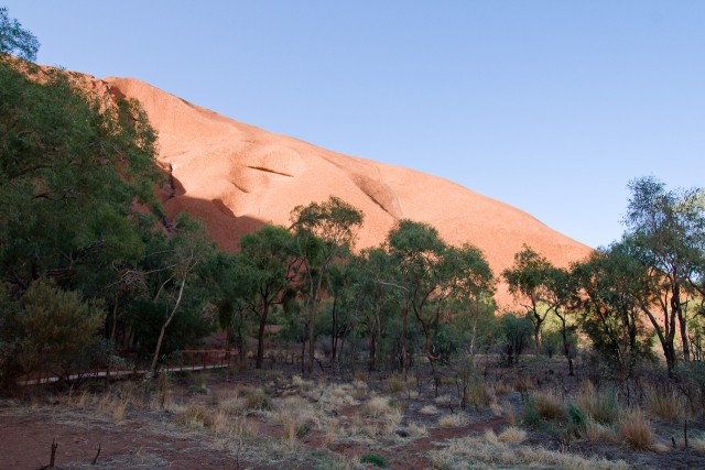 Sonnenbeschienene Flanke des Uluru