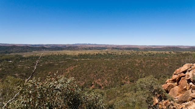 Blick über den Wilpena Pound unterhalb des Mt. Ohlssen Bagge